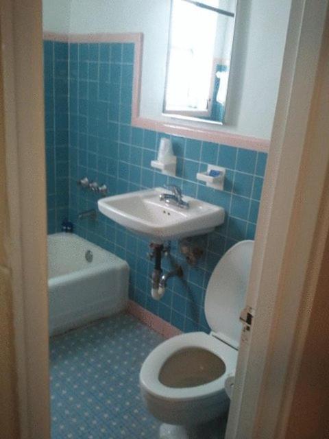 Rom med queen-size-seng og felles bad