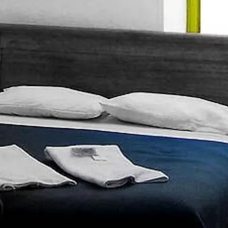 Collins Avenue Hostel-3